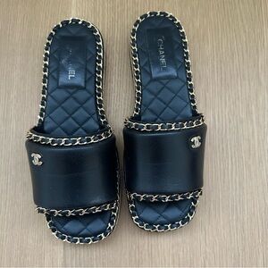 CHANEL Black Leather Chain-Trim Slide Sandals